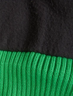 Stickad Beanie med Tofs